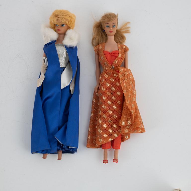 Barbie, 4 dockor samt garderob med kläder och tillbehör, Mattel, 1960-tal.