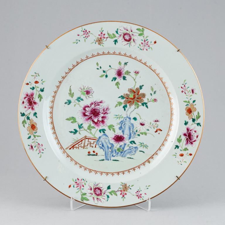 A famille rose serving dish, Qing dynasty, Qianlong (1736-95).