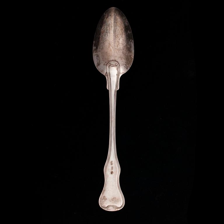 ATERIMIA, 26 osaa, hopeaa, veitsissä metalliterät, todenn. vuosisadanvaihde 1800/1900. Yht. paino 1919 g.