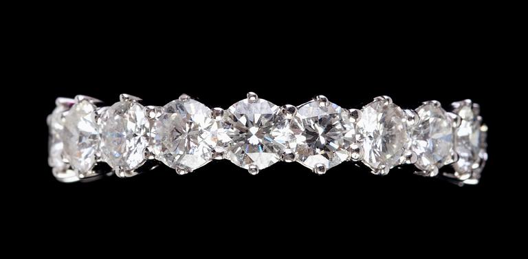 An eternity diamond ring, tot. 3.94 cts.