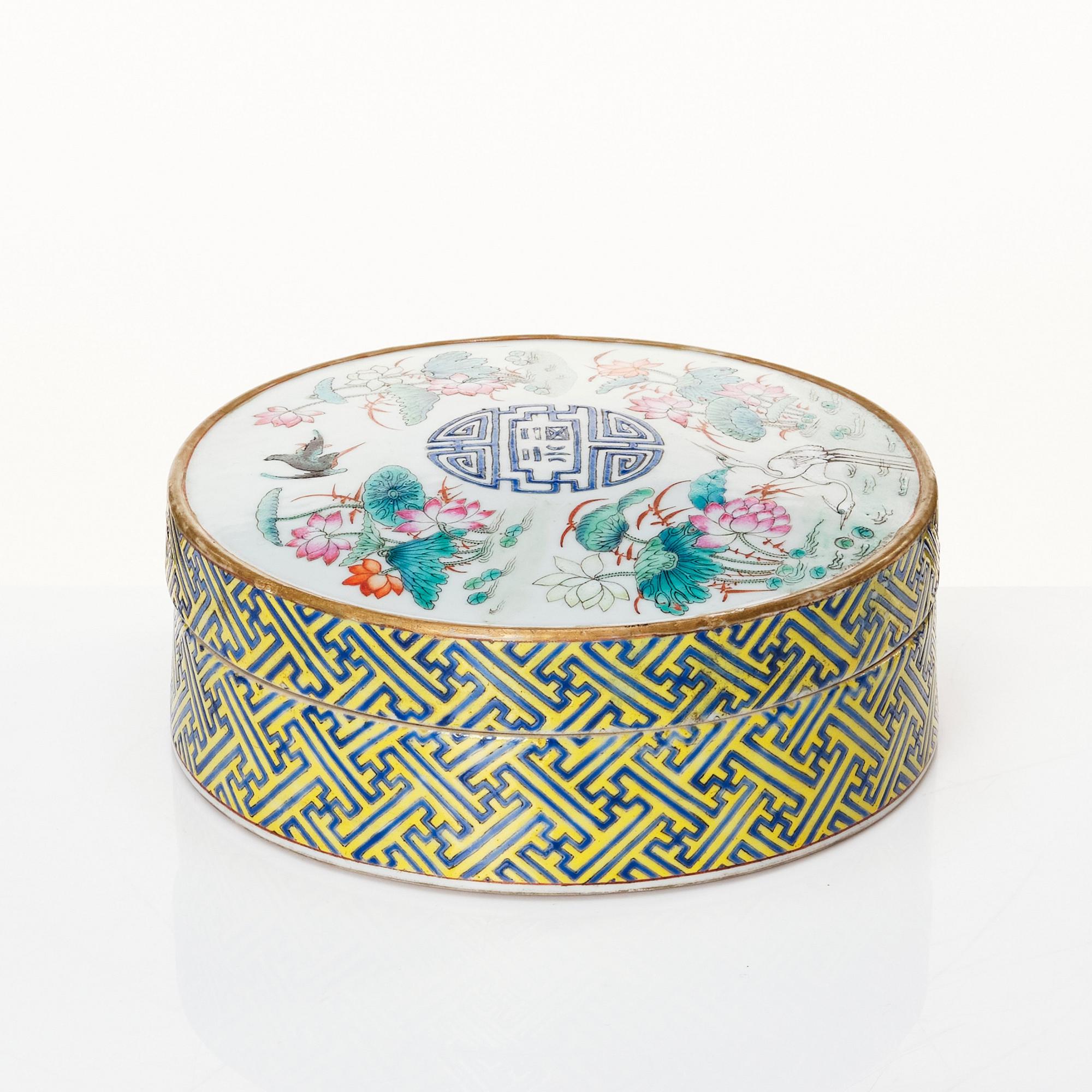 A circular sweet meat box, Qing dynasty with Guangxu mark and of the period (1874-1908).