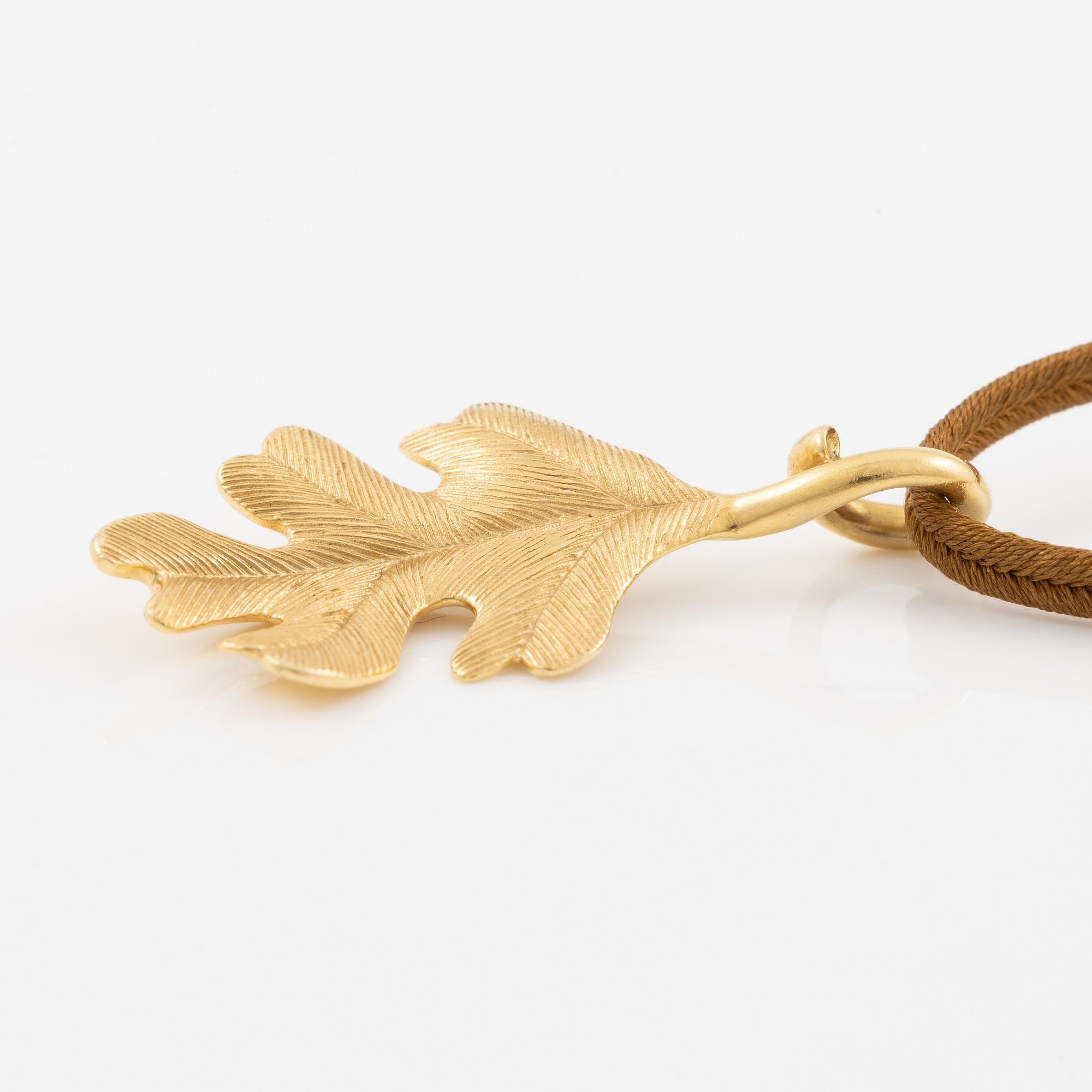 Ole Lynggaard, Charlotte Lynggaard, pendant, 18K gold, in the shape of an oak leaf.
