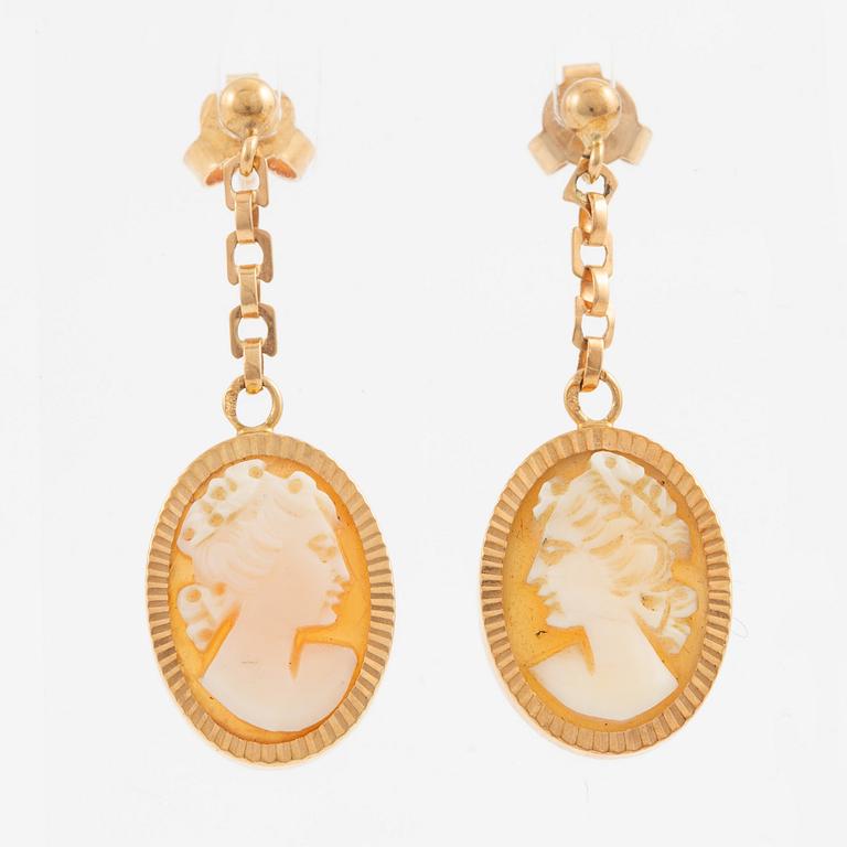 Two pairs of earrings and a ring, 18K gold and shell cameo.