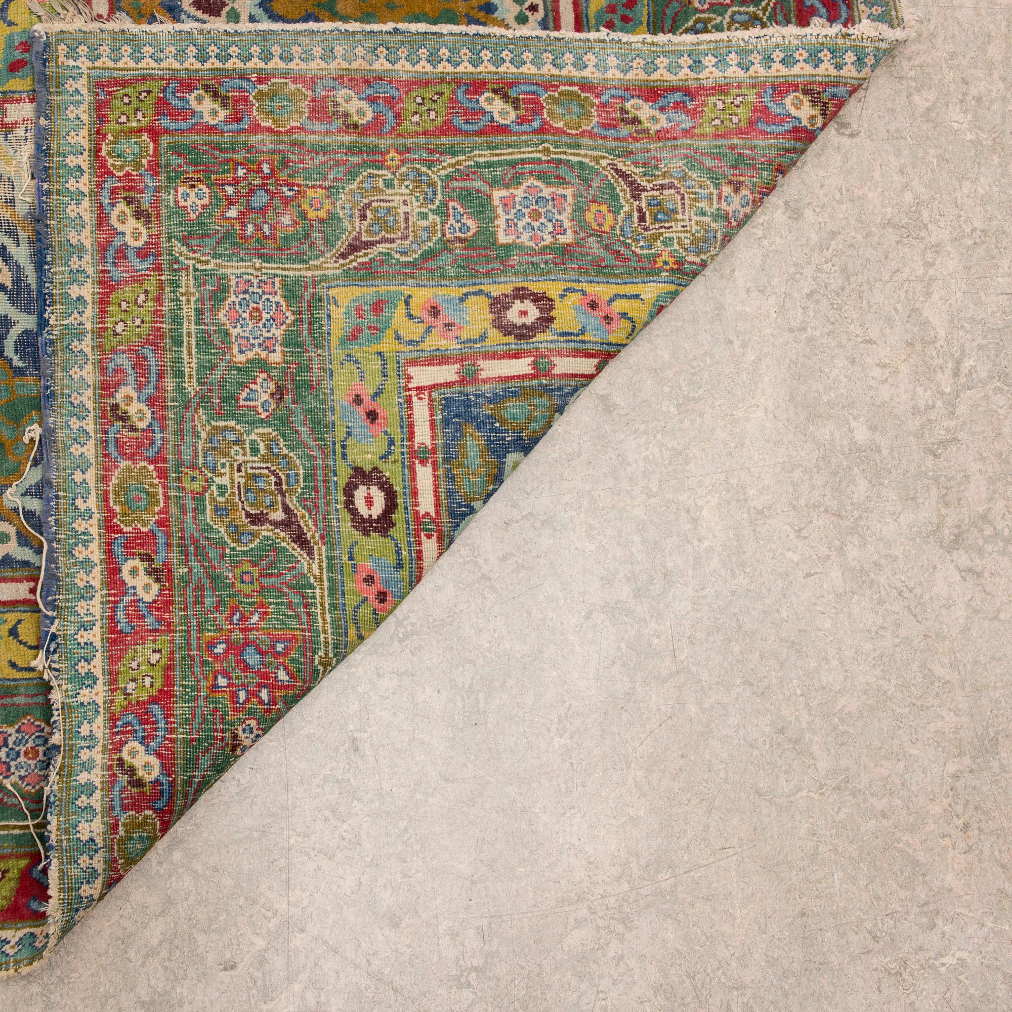A PERSIAN CARPET. Early 20th century. Ca 687x470 cm.