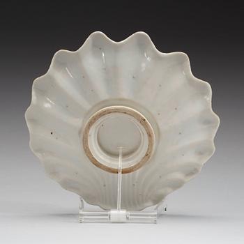 A dish with stand, Qing dynasty, Qianalong (1736-95).