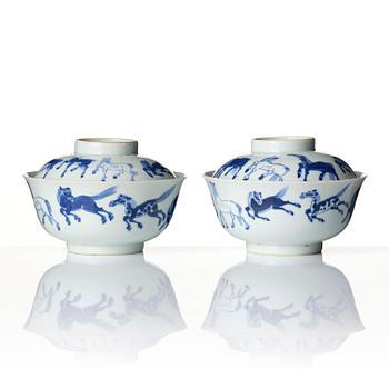 A pair of bowls with covers. Late Qing dynasty.