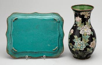 VAS samt bricka, cloisonne, Japan, 1900-tal.