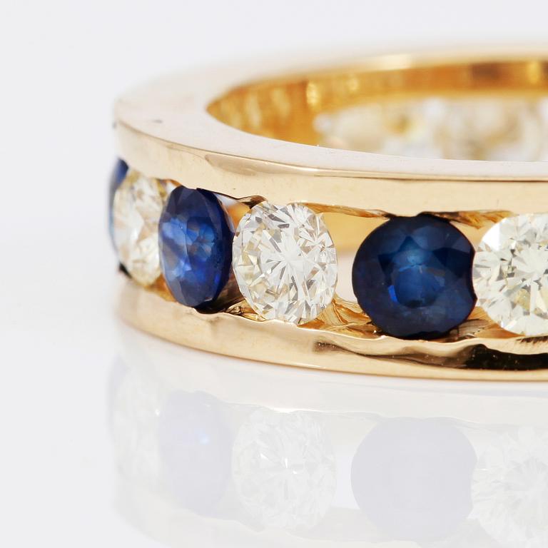RING, 5 blå safirer samt 15 briljantslipade diamanter totalt ca 2,40 ct.