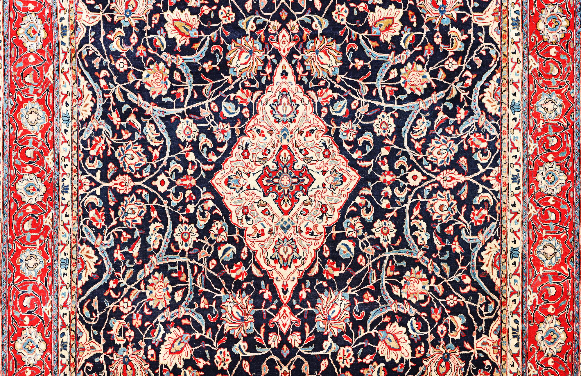 A Mahal carpet c. 375 x 263 cm.