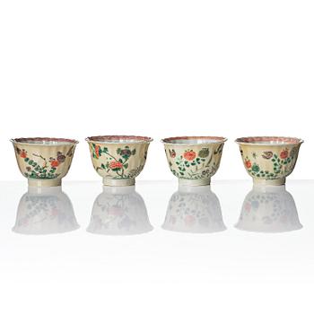 Koppar med fat, fyra stycken, porslin. Qingdynastin, Kangxi (1662-1722).
