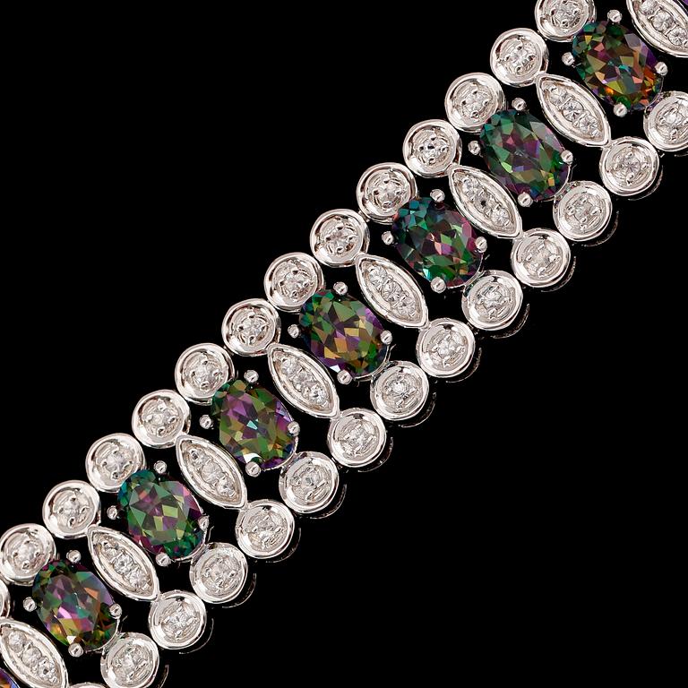 ARMBAND, sterlingsilver, vita och färgade topaser tot ca 25.00 ct.