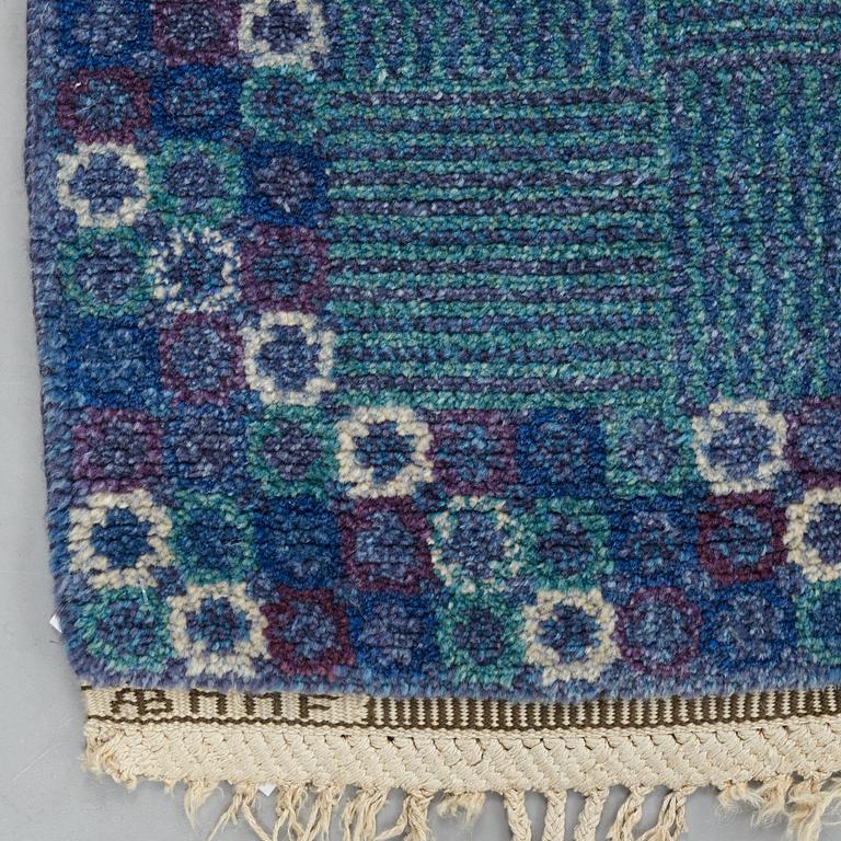 Barbro Nilsson, matta, "Stjärnflossan, blå", flossa, ca 250-253 x 249-253 cm, signerad AB MMF BN.