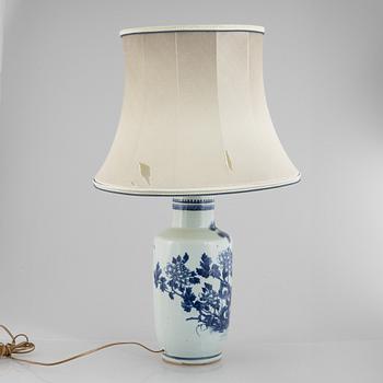 Vas, omarbetad till bordslampa, porslin, Kina, Qingdynastin, 1800-tal.