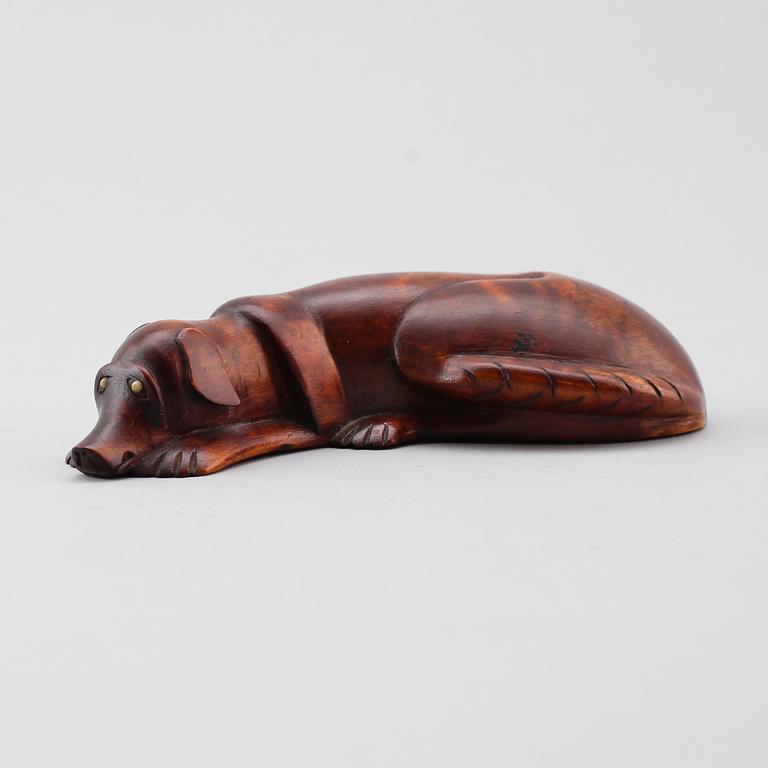 SNUSHUND, skuret trä, 1900-talets första hälft.