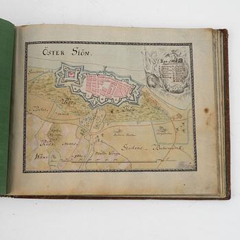 Album från 1746 med 22 akvareller över fästningar, gåva av Gabriel Cronstedt till tronföljaren Adolf Fredrik.