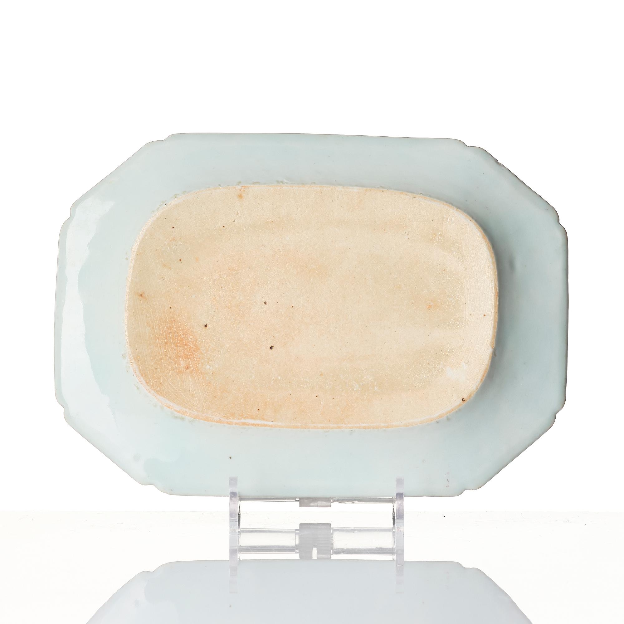 A blue and white serving dish, Qing dynasty, Qianlong (1736-95).