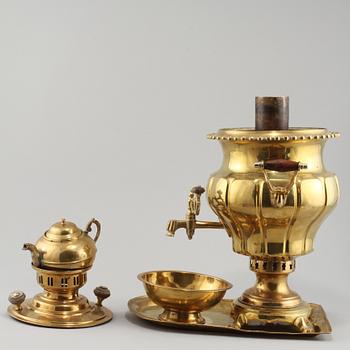 SAMOVAR, mässingspatinerad metall, omkring 1900.