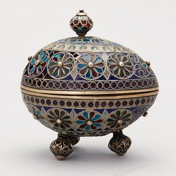 A RUSSIAN PLIQUE A JOUR ENAMEL EGG, silver, Russia ca 1900.