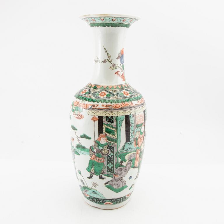 Porcelain vase, China 20th century.