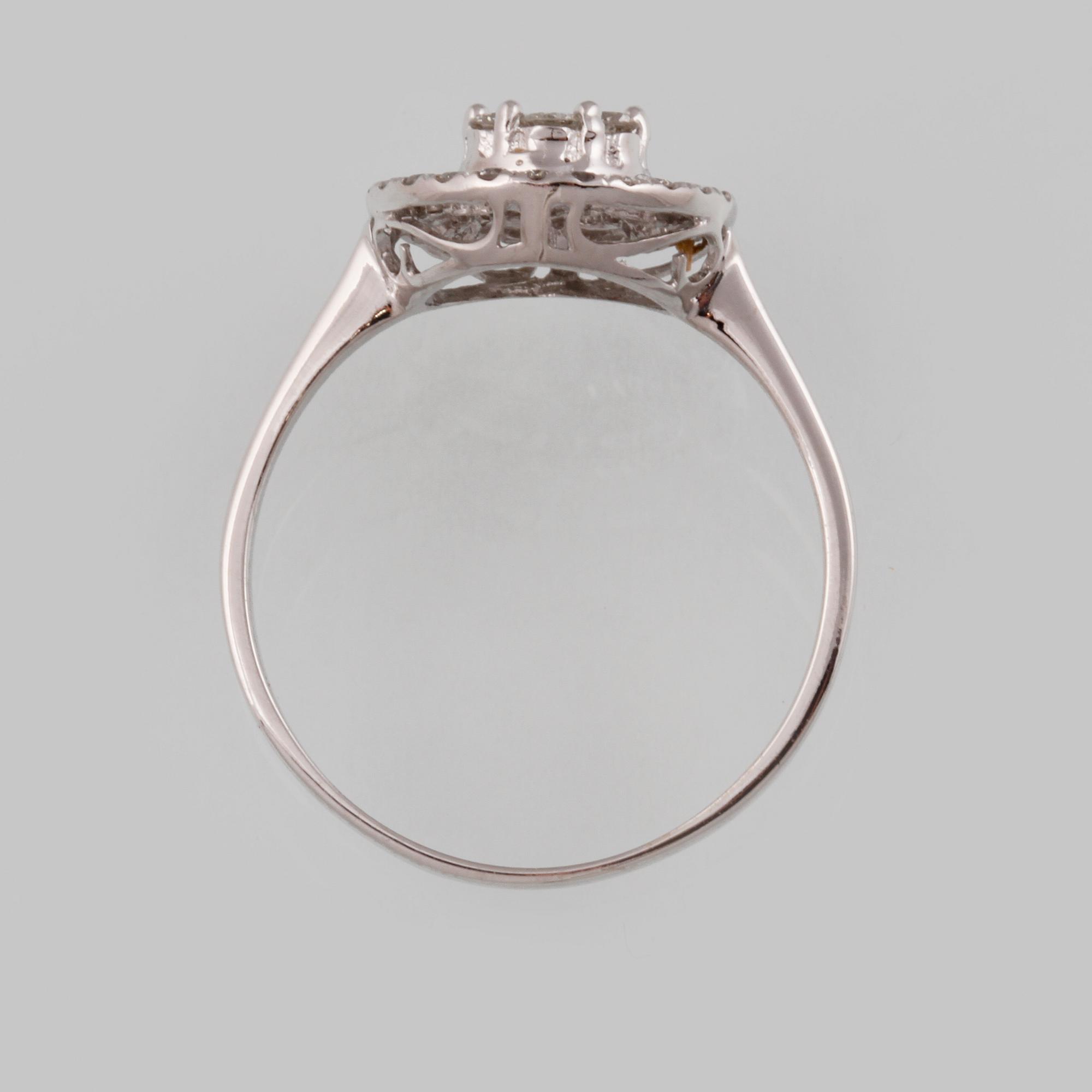 RING, 18K vitguld med briljant och baguettslipade diamanter ca 0.48 ct. Vikt 1,9 gram.