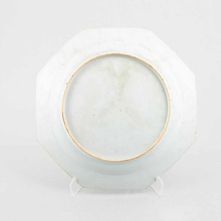 A Chinese famille rose porcelain octagonal crested charger, Qianlong (1736-95), Qing dynasty.