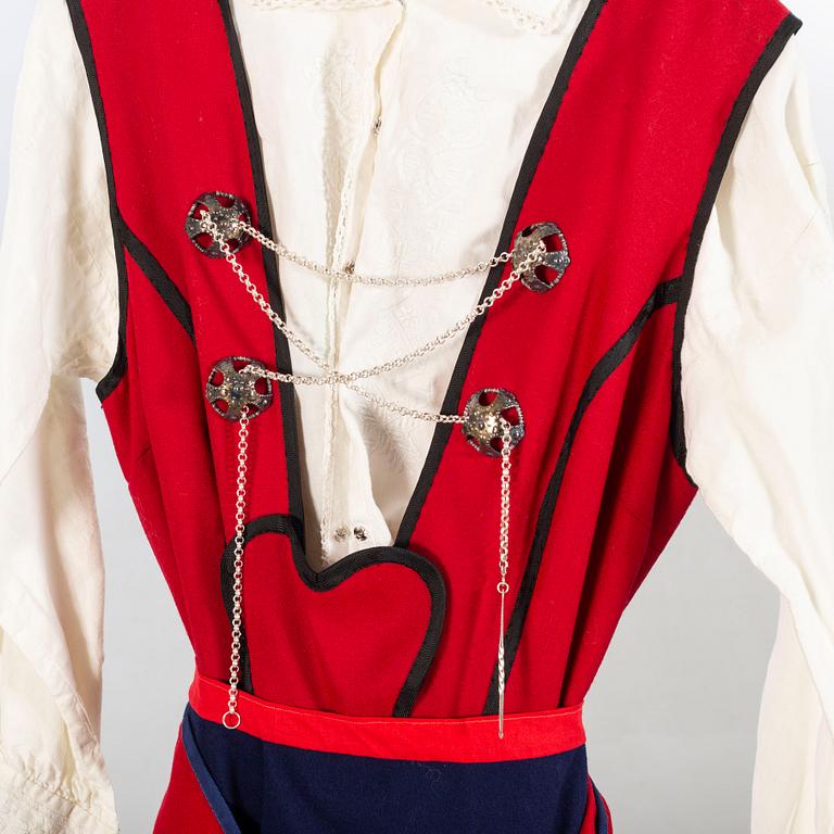 FOLKDRÄKT. Värendsdräkt år 1963 med dräktsmycken.