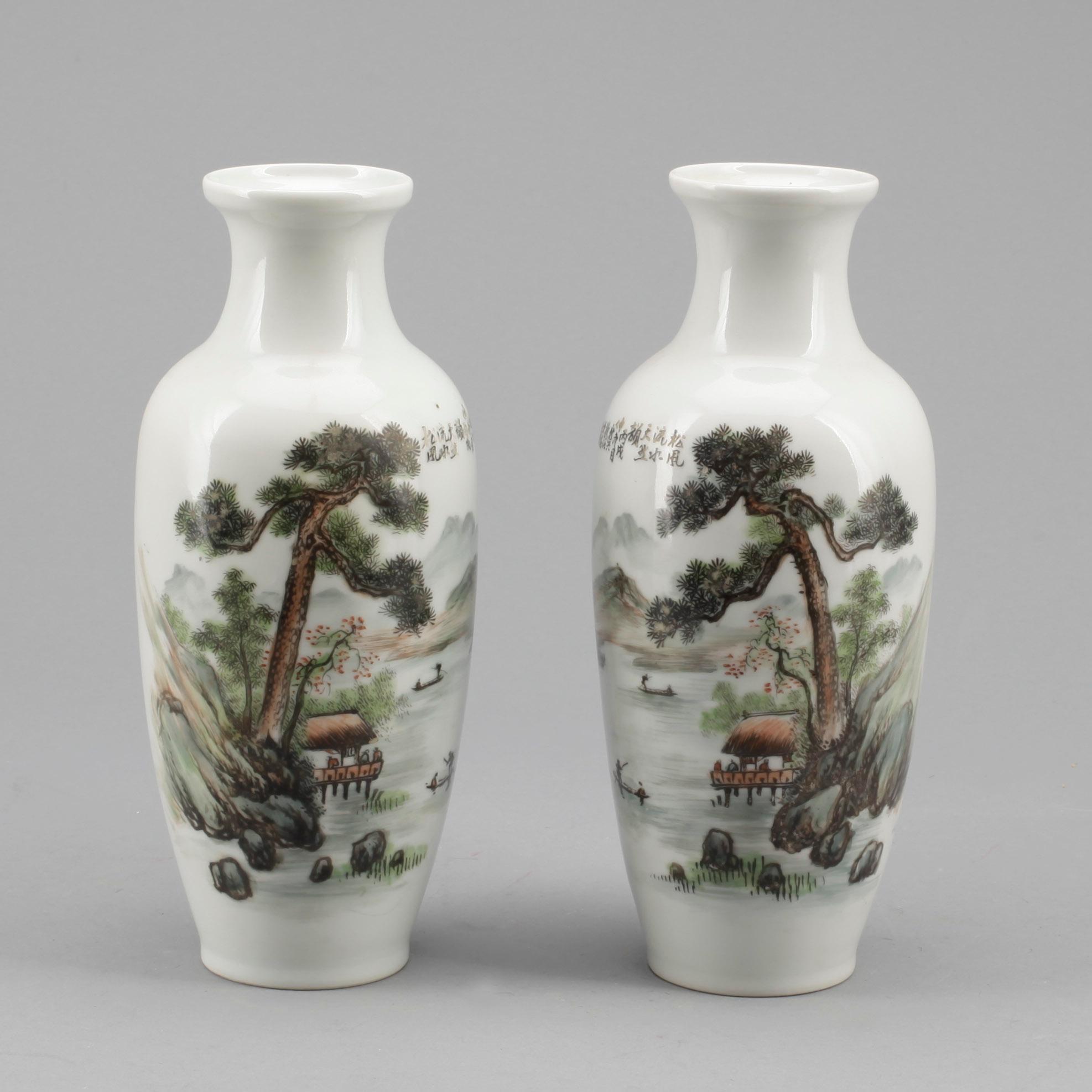 VASER, ett par, porslin, Kina, 1900-tal.