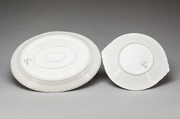 SERVERINGSFAT, 2 st. Porslin, "Musselmalet" Royal Copenhagen.
