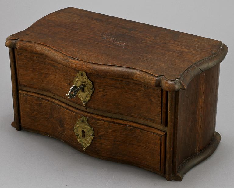 MINIATYRBYRÅ, senbarockstil, 1800-tal.