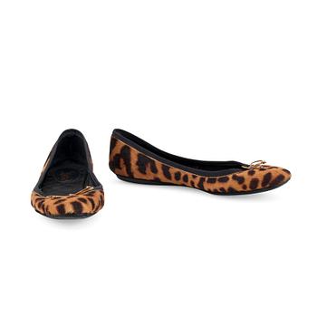 543. YVES SAINT LAURENT, a pair of leopard haired leather ballet flats.