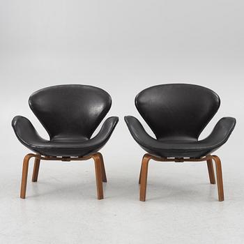 Arne Jacobsen, fåtöljer, ett par, modell 1166, ”Svanen”, Fritz Hansen, Danmark, 1900-talets andra hälft.