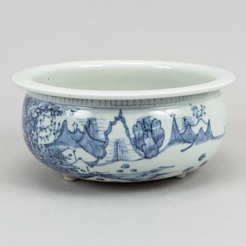 A blue and white tripod censer, Qing dynasty (1664-1912).
