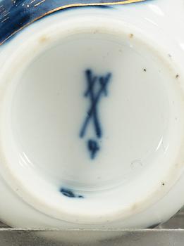 KOPP med FAT, porslin. Meissen, ca 1735.