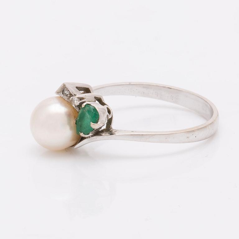 Ring 18K whitegold 1 cultured pearl approx 7,5 mm 1 emerald and 2 single-cut diamonds.