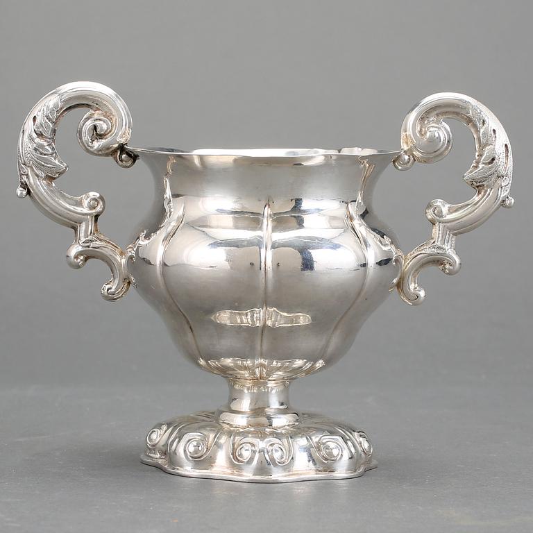 SKÅL på FOT, silver. Carl Nyström, Stockholm (1840-88). Nyrokoko. Vikt ca 271g.