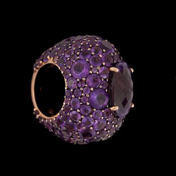 1019. A large amethyst ring.
