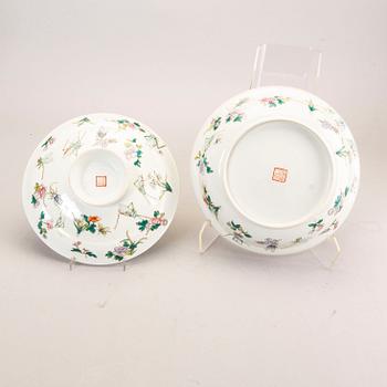 A Chinese bowl with cover, 20th Century.