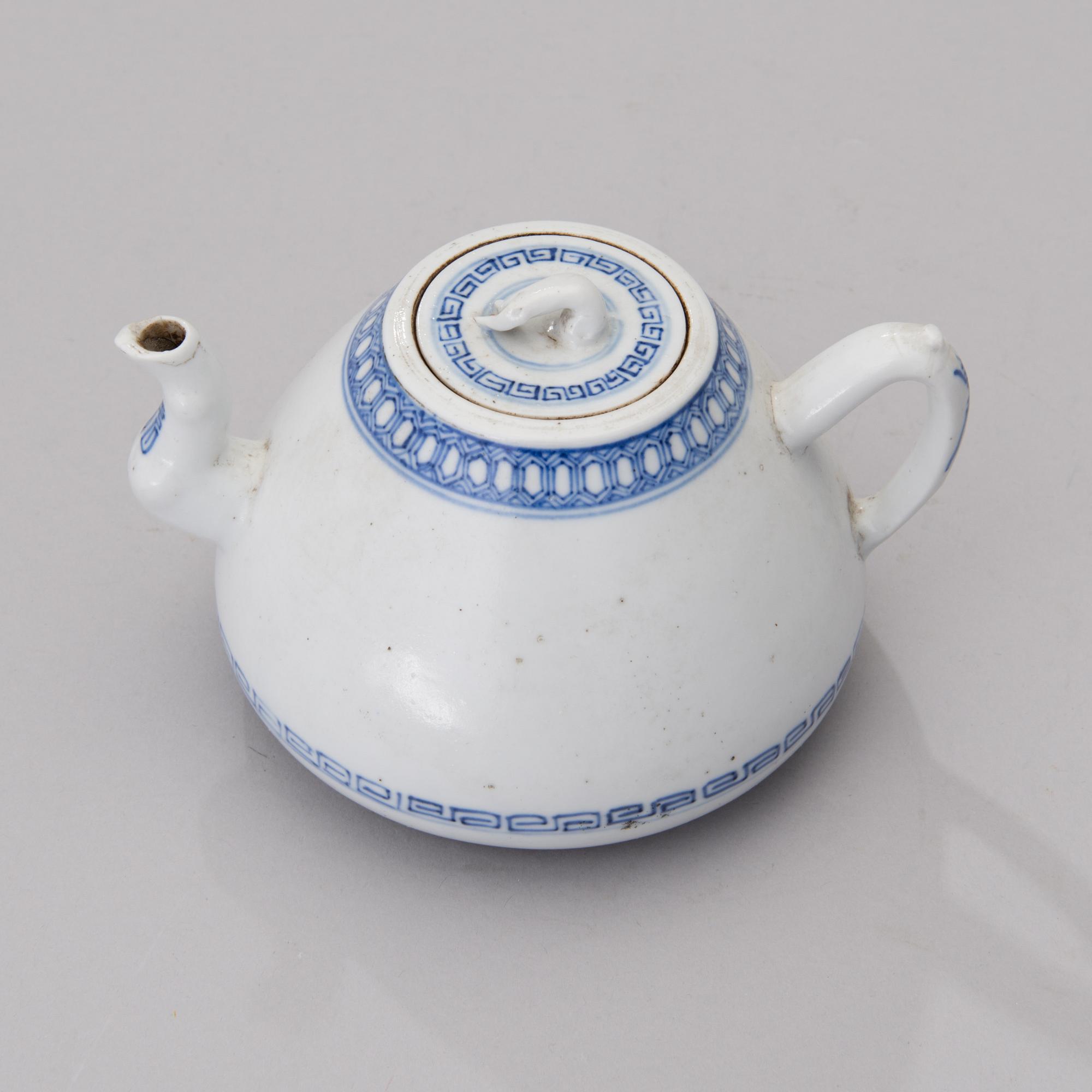 TEEKANNU, posliinia, Kiina 1800-luvun alku.