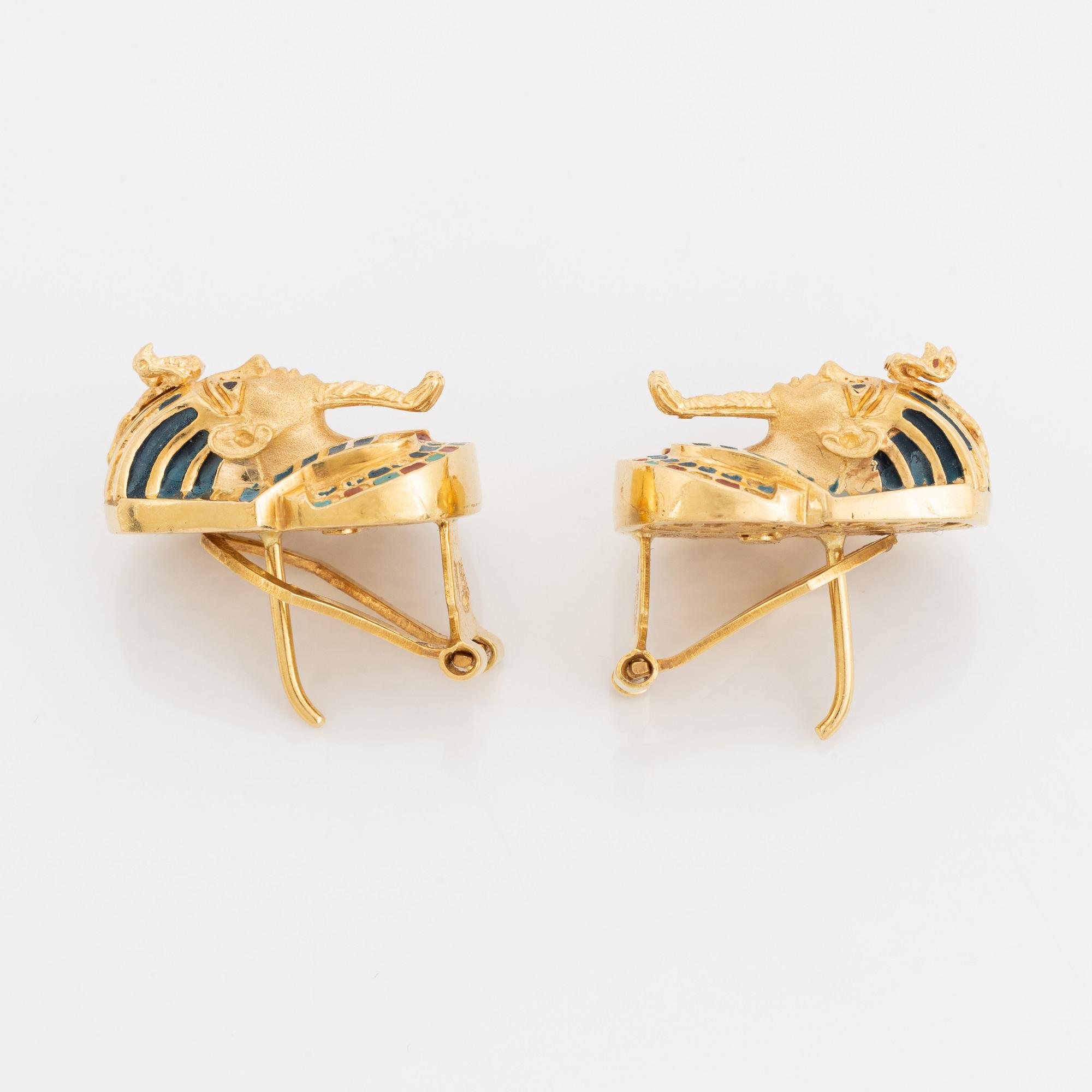 Ett par örhängen, egyptiskt motiv, 18K guld och emalj.