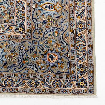 A signed Kashan carpet, approx. 436 x 314 cm.
