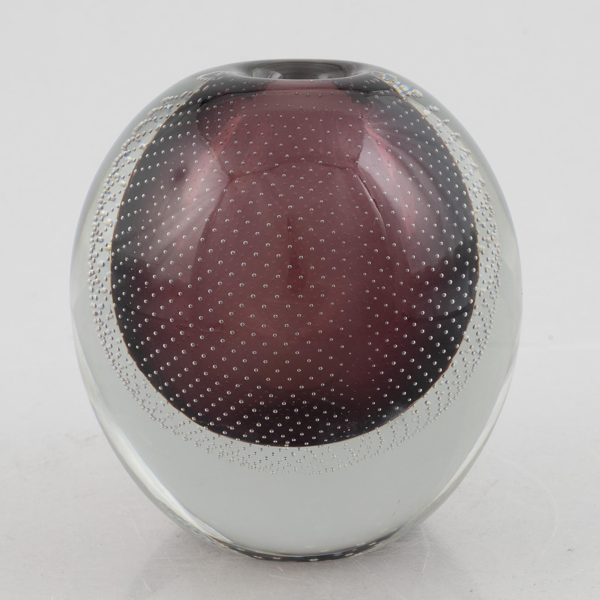 Gunnel Nyman, a glass vase, Nuutajärvi, Finland 1953.