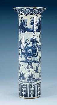 1548. A large blue and white vase, late Qing dynasty (1644-1912).