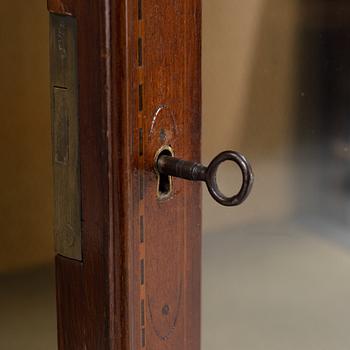 A George III style cabinet, first half of the 20th century.