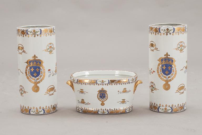 GOLVVASER, ett par samt JARDINIERE, porslin, 1900-talets andra hälft.