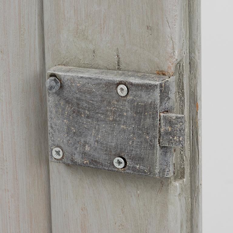Corner cabinet, 18th century.
