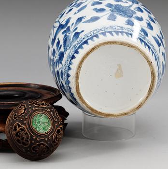 KRUKA, porslin. Qing dynastin, tidigt 1700-tal.