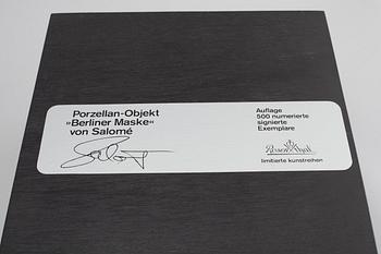 SALOMÉ (WOLFGANG LUDWIG CIHLARZ), väggskulptur, porslin, "Berliner Maske Nr 3", daterad -89, numrerad 222/500.