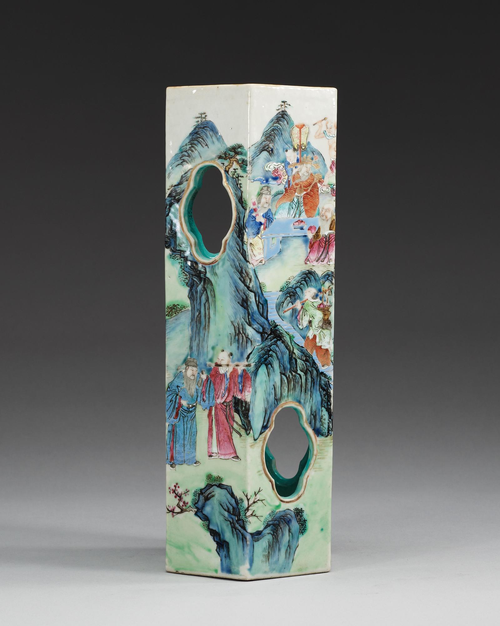 A famille rose wig-stand, Qing dynasty, 19th Century.