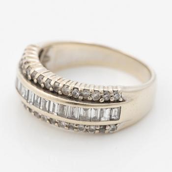 Ring, 18K white gold with brilliant-cut diamonds and baguette-cut diamonds.