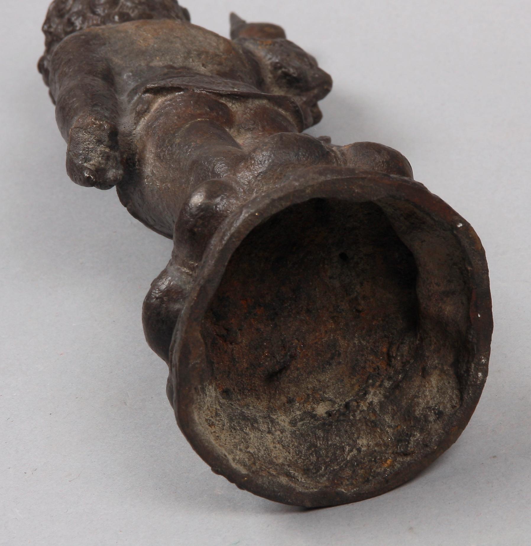 VINKANNA samt SKULPTUR, porslin resp metall, Kina, 1900-tal.